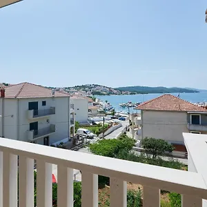 T&t Sea View Apartman
